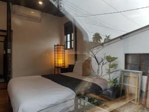 Postel nebo postele na pokoji v ubytování Soho工房眷村生活體驗館