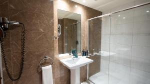 Koupelna v ubytování Acacia Hotel by Blue Collection + 34 fotografií