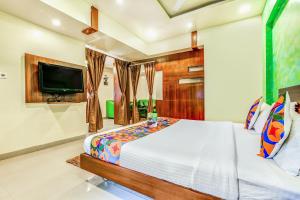 Postel nebo postele na pokoji v ubytování FabHotel Ranjanas - Nr humkar Chowk
