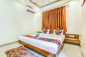 Postel nebo postele na pokoji v ubytování FabHotel Ranjanas - Nr humkar Chowk