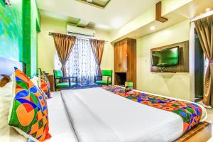 Postel nebo postele na pokoji v ubytování FabHotel Ranjanas - Nr humkar Chowk