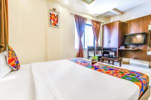 Postel nebo postele na pokoji v ubytování FabHotel Ranjanas - Nr humkar Chowk