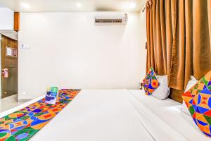 Postel nebo postele na pokoji v ubytování FabHotel Ranjanas - Nr humkar Chowk