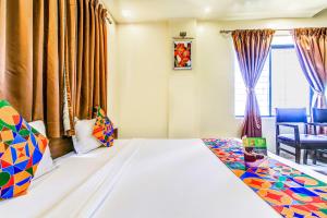 Postel nebo postele na pokoji v ubytování FabHotel Ranjanas - Nr humkar Chowk
