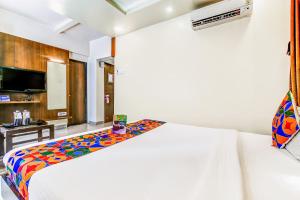 Postel nebo postele na pokoji v ubytování FabHotel Ranjanas - Nr humkar Chowk