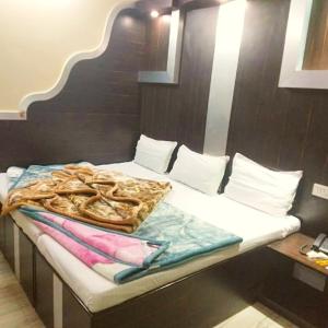 Una cama grande en una habitación con en Hotel Gem, en Jaipur