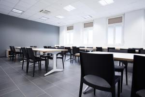 an empty lecture room with tables and chairs at Campus Circuito 71 - Casa per Ferie in Pescara