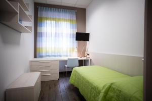 a bedroom with a bed and a desk and a window at Campus Circuito 71 - Casa per Ferie in Pescara +56 photos