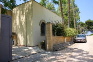 a car parked in front of a building at Villa Vittoria in Fontanelle