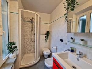 Ένα μπάνιο στο Free Parking Sanremo - Panoramic Terrace with Sea View