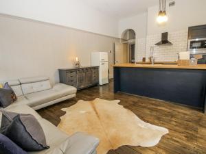 a living room with a couch and a kitchen at 1C College Hill in Shrewsbury