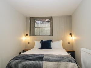 a bedroom with a bed and a window at 1C College Hill in Shrewsbury