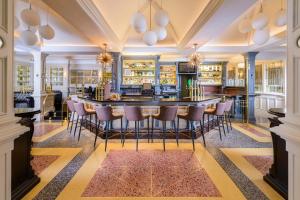 A seating area at Killarney Oaks Hotel