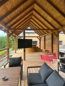 Телевизор и/или развлекательный центр в Apartamenty GREEN PLACE Wetlina