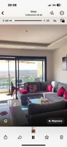 塞拉Un havre de paix的客厅里有一张沙发和一张桌子。