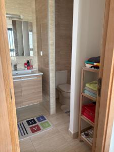 塞拉Un havre de paix的浴室里有马桶、洗手池和镜子。 更多4张照片