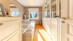 una habitación con dos camas y un espejo en villa frontlake, en Tresserves 76 fotos más