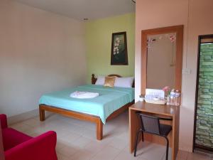 Postel nebo postele na pokoji v ubytování โรงแรมฟร้อนบีช frontbeach