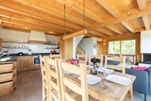 Una cocina o kitchenette en Ann LANDSCAPED & LUXE chalet 8 pers by Alpvision Résidences