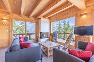 Una televisión o centro de entretenimiento en Ann LANDSCAPED & LUXE chalet 8 pers by Alpvision Résidences