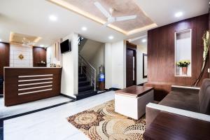 Collection O Shantivan Bus Terminal Formerly Hotel Suhagan Heights的电视和/或娱乐中心
