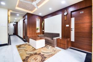 KivarliCollection O Shantivan Bus Terminal Formerly Hotel Suhagan Heights的大厅配有木质镶板和门