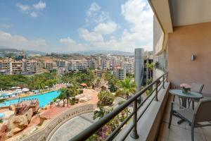 een balkon met uitzicht op een resort bij Le Royal Hotel - Beirut in Beiroet
