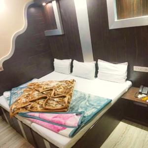 una cama sentada en una habitación con en Hotel Gem, en Jaipur 27 fotos más