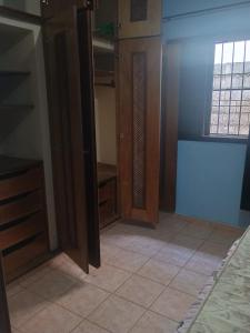 an empty room with a closet and a window at Ambiente Familiar in Ubatuba