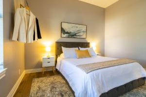 une chambre avec un grand lit blanc et une fenêtre dans l'établissement Atlas Cottage - Cozy Stay for 2, à Dripping Springs