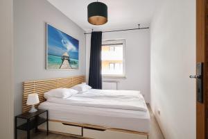sypialnia z łóżkiem i oknem w obiekcie Apartamenty City View od WroclawApartament-pl we Wrocławiu