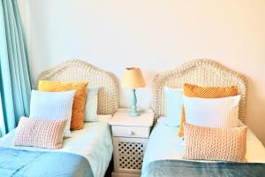 due letti uno accanto all'altro in una camera da letto di Apartment Sapphire a Herolds Bay