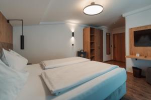 Llit o llits en una habitació de Hotel Tannenberg