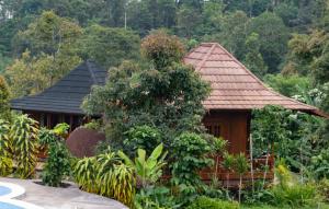 Um jardim no exterior de Manigelang Villa