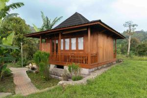 Um jardim no exterior de Manigelang Villa