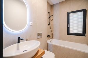 y baño con lavabo blanco y bañera. en Cometei Residence Apartments 2, en Cluj-Napoca