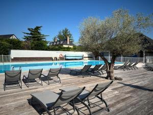 Piscina de la sau aproape de appartement en résidence privée avec piscine