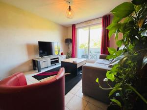 Un televizor și/sau centru de divertisment la appartement en résidence privée avec piscine