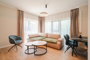 una sala de estar con un sofá, una mesa y sillas en Cometei Residence Apartments 2, en Cluj-Napoca 138 fotos más