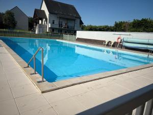 Piscina de la sau aproape de appartement en résidence privée avec piscine +10 fotografii