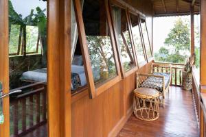 Uma varanda ou terraço em Manigelang Villa