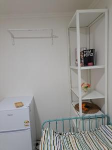 アニャンにあるOra Stay Anyangのベッドルーム1室(ベッド1台、鏡、棚付) +15枚の写真