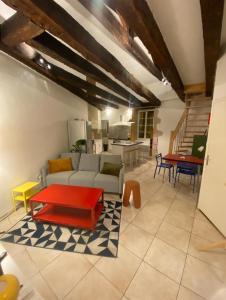 a living room with a couch and a table at Grands appartements dans la vieille ville in Périgueux