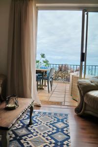 un soggiorno con vista sull'oceano di Apartment Sapphire a Herolds Bay