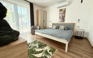 Ένα ή περισσότερα κρεβάτια σε δωμάτιο στο Zen apartmanház Gyula