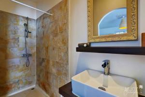 a bathroom with a sink and a shower and a mirror at VILLA KELOHA - Luxueuse villa créole in Étang-Salé les Bains
