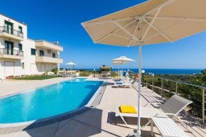 une villa avec une piscine et un parasol dans l'établissement Diamantis Villa, a SeaView Retreat, By ThinkVilla, à Adelianos Kampos