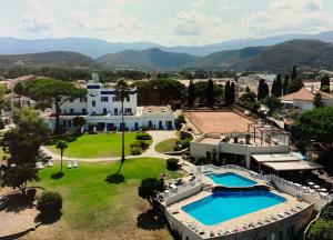 una vista aérea de una casa con piscina en Hotel Bellevue, en Saint-Florent