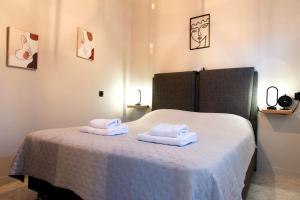 哈尔基斯Anndora的一间卧室，床上有一张带毛巾的床