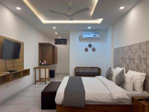 The Shalam Resort श्रीकृष्ण शरणं मम的电视和/或娱乐中心